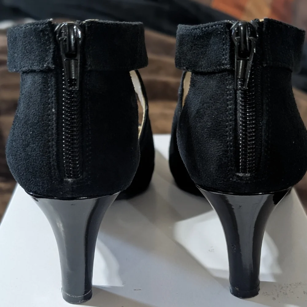 Life Stride Black Pointed Toe Cutout Heels